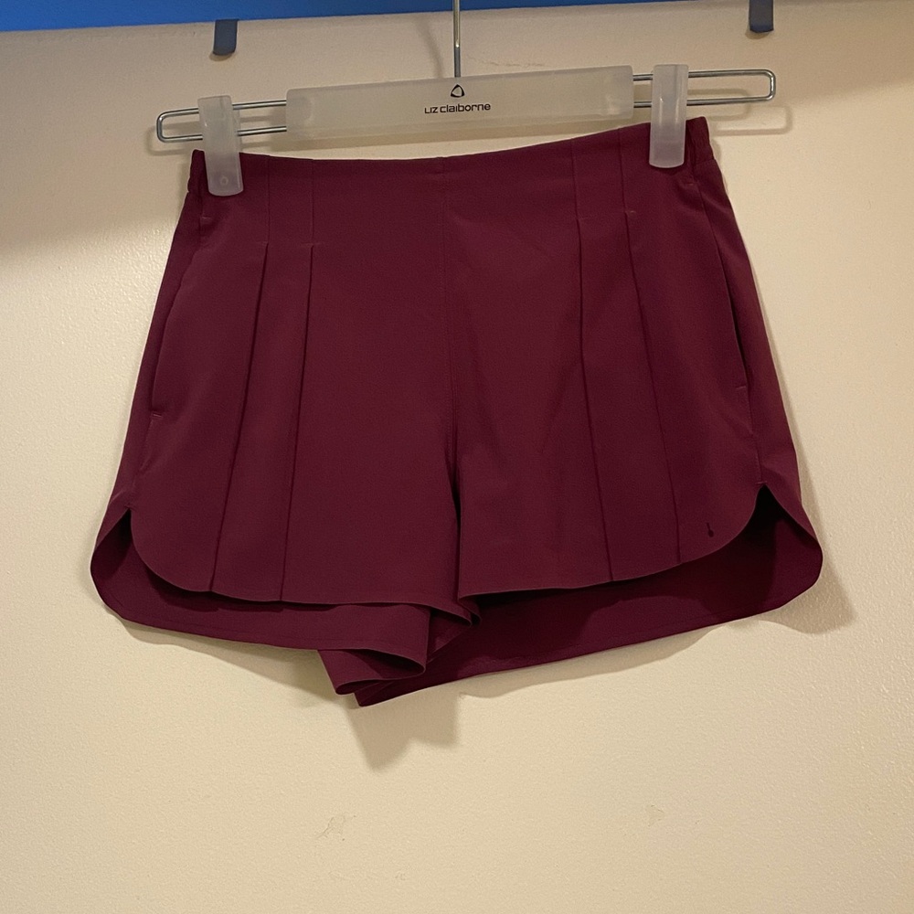 Authentic Lululemon Burgundy Pleated Skorts Women’s Size 2